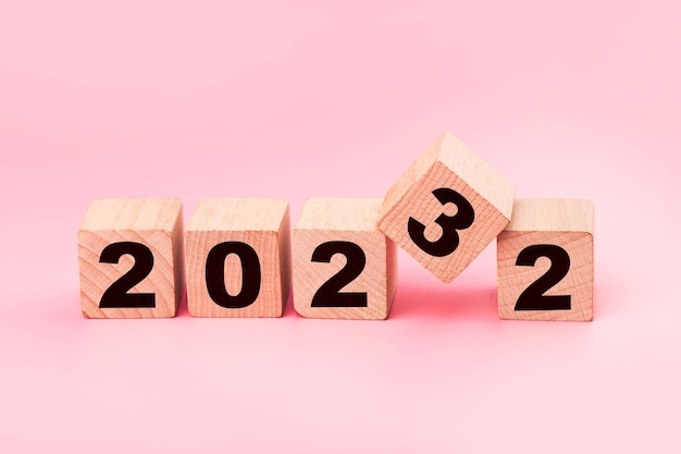 simboliza a mudança de 2022 para o novo ano de 2023. 2023 feliz ano novo conceito.