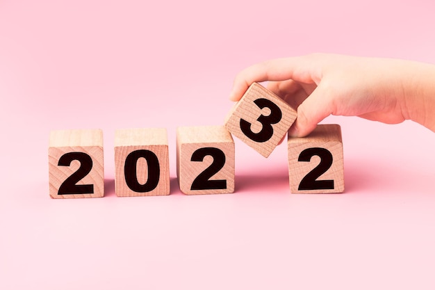 simbolizan el cambio de 2022 al nuevo año 2023. 2023 concepto de feliz año nuevo.