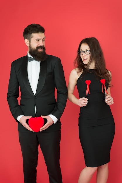 Símbolo de amor y sexualidad. Hombre que sostiene el corazón en el órgano piquantly. Fertilidad. sex shop. industria del sexo, pareja formal. amor y sexo. sexy pareja enamorada. esmoquin hombre y mujer. día de San Valentín.