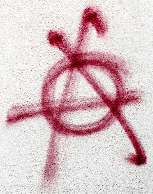 Foto símbolo de la anarquía pintado en la pared