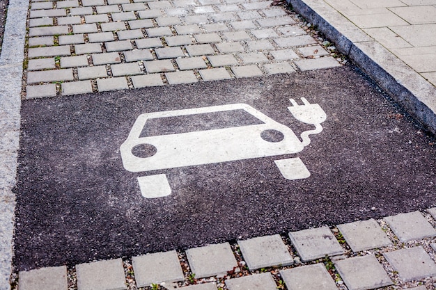 Símbolo de aparcamiento para coches eléctricos de carga.