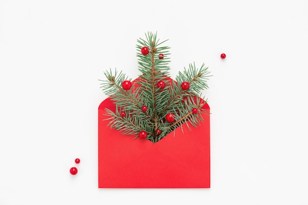Símbolo del árbol de Navidad en sobre rojo sobre fondo blanco del espacio de la copia.