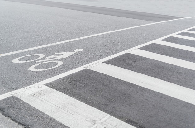 Símbolo de la bicicleta en la calle de la ciudad, carril bici urbana