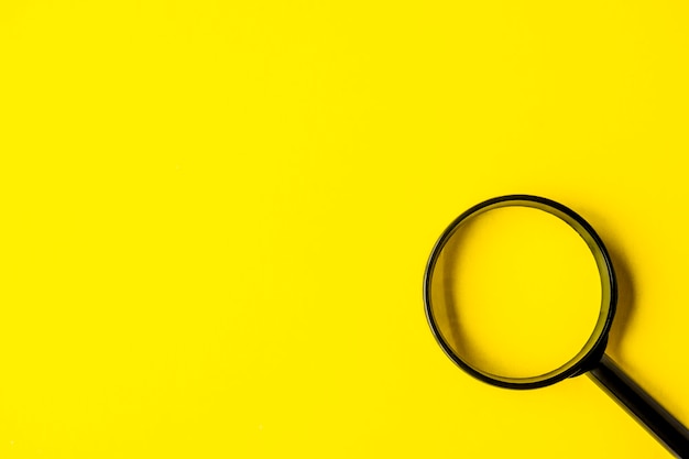 Símbolo de búsqueda de lupa lupa lupa sobre fondo amarillo con espacio de copia