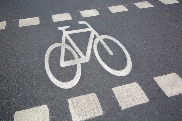 Símbolo de carril bici en la calle