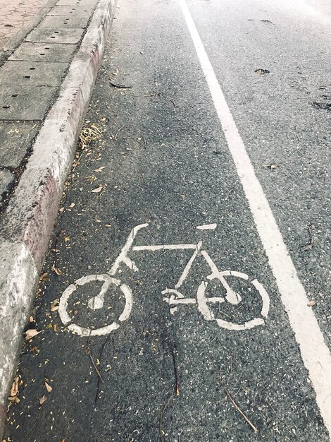 Símbolo de carril bici en la carretera.