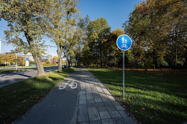 Símbolo de carril bici en el parque de otoño