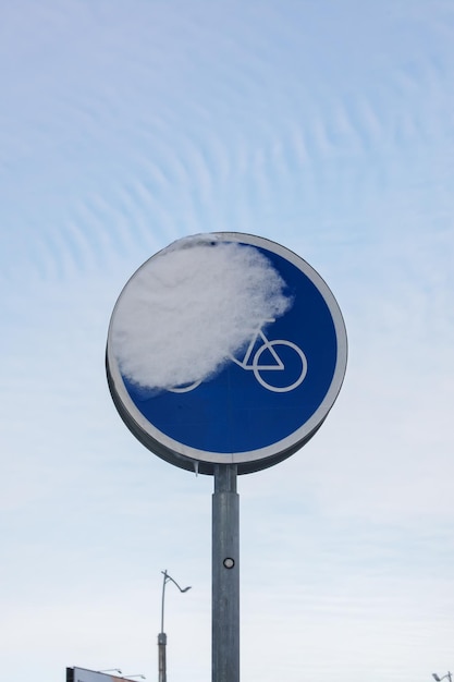 Símbolo de carril bici sobre fondo de cielo azul