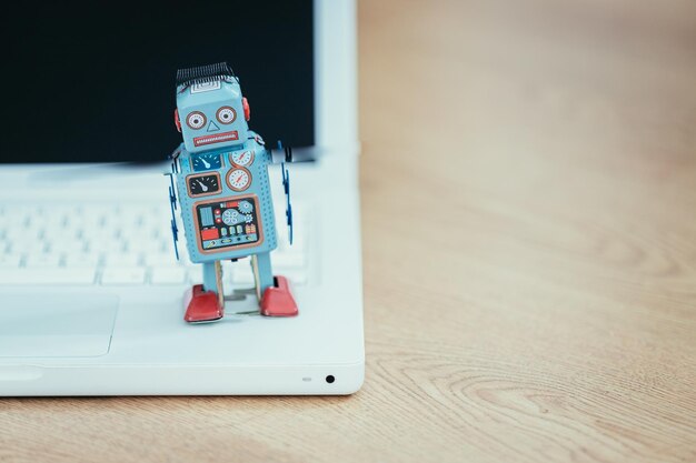 Símbolo de un chatbot o bot social y código de programa de algoritmos en segundo plano