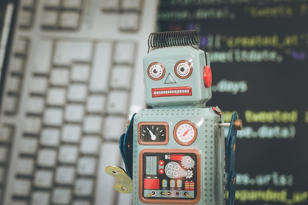 Símbolo de un chatbot o bot social y código de programa de algoritmos en segundo plano