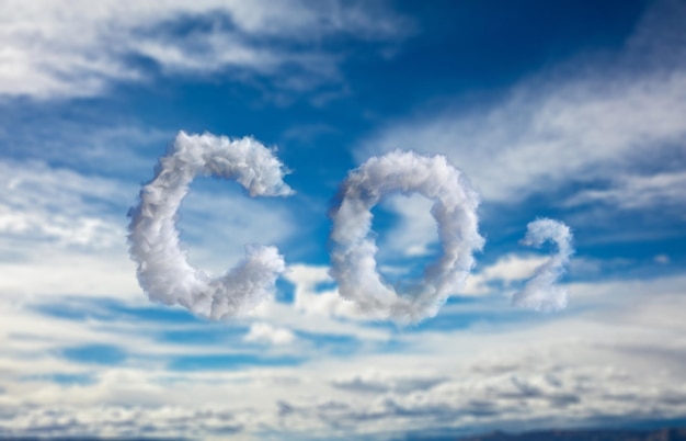 Foto símbolo de co2 en la nube sobre fondo de cielo azul concepto de smog de contaminación del planeta ilustración 3d