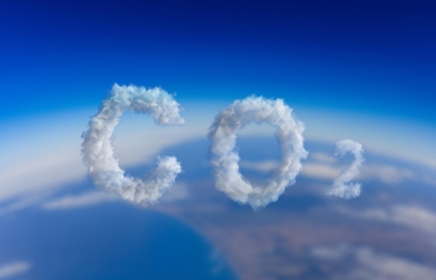 Símbolo de CO2 en la nube sobre fondo de cielo azul Concepto de smog de contaminación del planeta Ilustración 3d