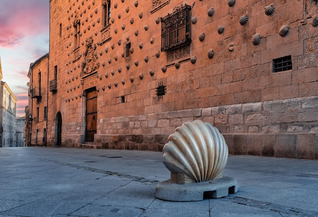 Un símbolo de concha del Camino de Santiago en la calle del casco antiguo de la ciudad de Salamanca Fachada del Patrimonio de la Unesco Casa das Conchas Casa de las Conchas Castilla y León España