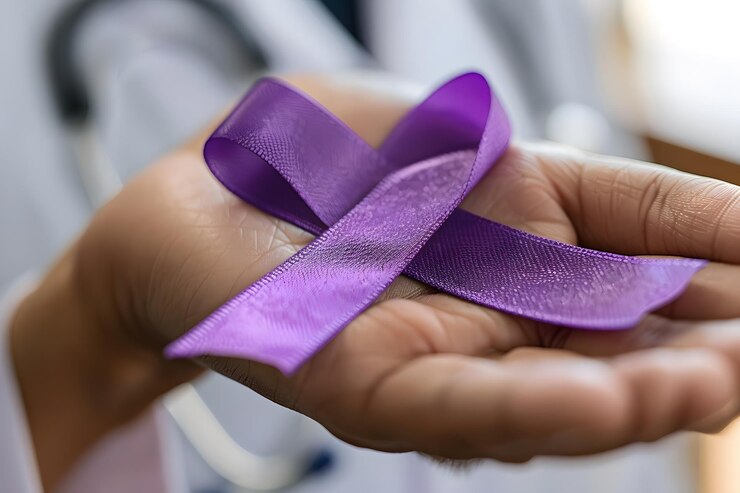Símbolo de conciencia cinta púrpura en una mano cariñosa