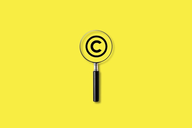 símbolo de copyright. la lupa magnifica el símbolo de copyright. Concepto de patentamiento o derechos de autor pro