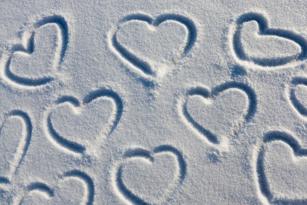 Un símbolo de corazón dibujado en la nieve.