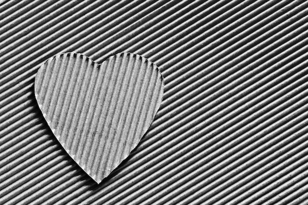 Foto símbolo de corazón tallado en cartón ondulado