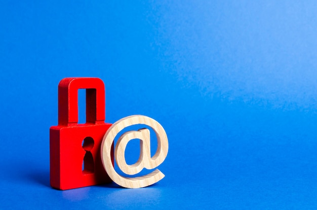 Símbolo de correo electrónico y candado rojo.