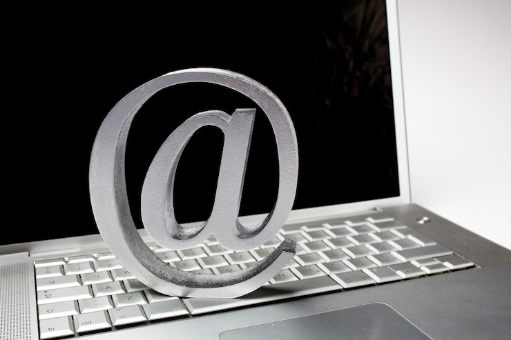 Foto símbolo de correo electrónico plateado en el teclado del portátil