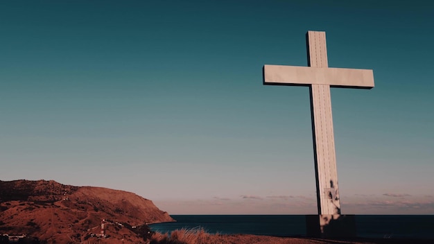 Símbolo de la cruz ortodoxa de Timelapse de la fe en la cima de una montaña sobre el mar