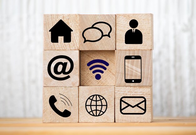 Símbolo de cubo de bloque de madera teléfono dirección de correo electrónico y teléfono móvil