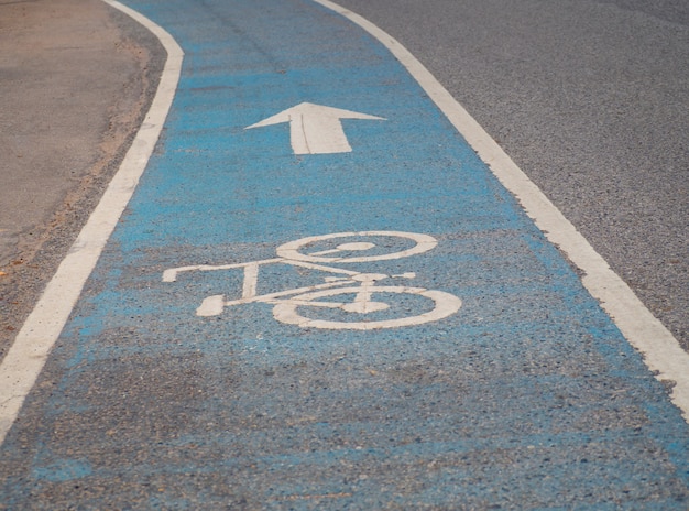 Símbolo da bicicleta na ciclovia de asfalto.