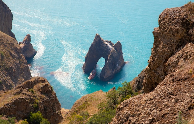 Símbolo da crimeia. vista superior da rocha golden gate, localizada no meio do mar negro, na crimeia, rússia. karadag.