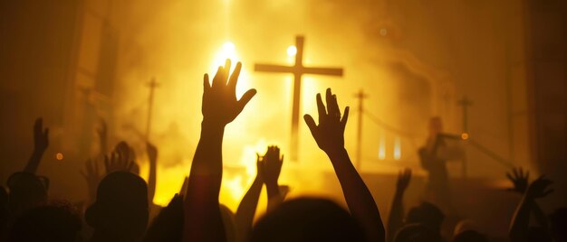 Símbolo da fé Silhueta de pessoas cristãs levantando a mão sobre uma cruz desfocada em um fundo de luz espiritual