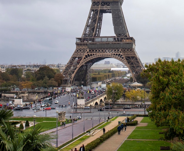 Símbolo da Torre Eiffel do fundo de viagens românticas de Paris