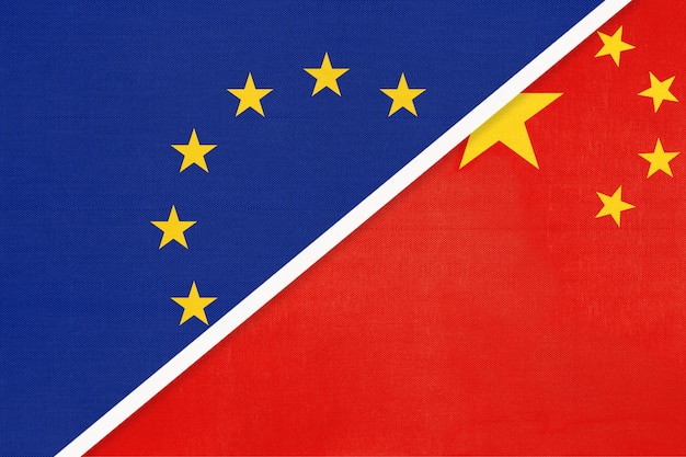 Símbolo da União Europeia ou UE e China da bandeira nacional de têxteis.