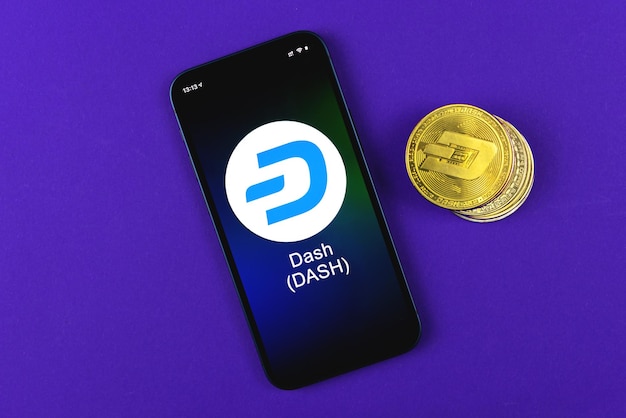 Símbolo DASH. Comércio com criptomoeda, dinheiro digital e virtual, bancário com conceito de telefone móvel. Espaço de trabalho de negócios, foto de vista de cima da mesa