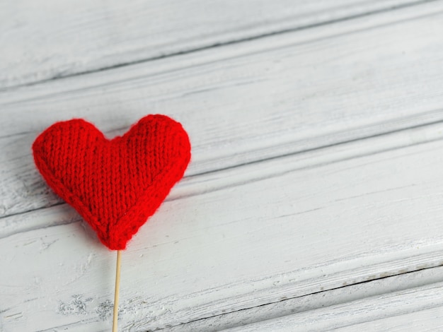 Símbolo de amor coração vermelho e dia dos namorados conceito em plano de fundo texturizado de madeira