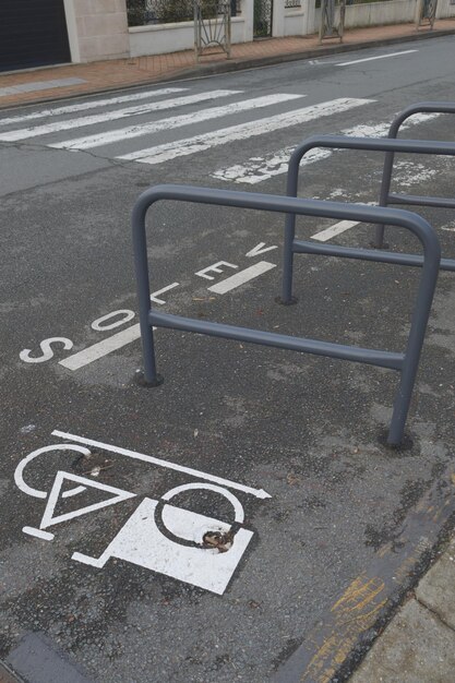 Símbolo de bicicleta de carga pintado na rua asfalto espaço de estacionamento de bicicletas de carga dedicado no transporte urbano moderno