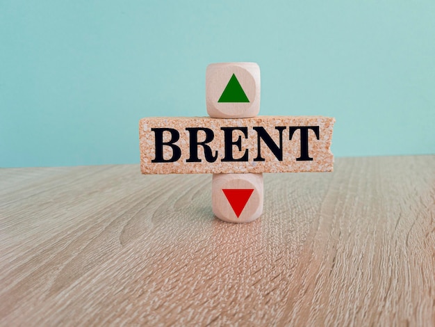 Símbolo de Brent Um cubo de madeira com uma seta para cima Bloco de tijolo com a palavra conceito BRENT