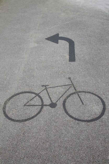 Símbolo de ciclovia e seta na rua