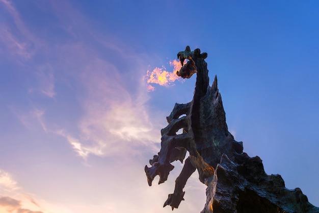 Símbolo de cracóvia - monumento lendário dragão wawel feito de pedra soprando fogo pela boca.