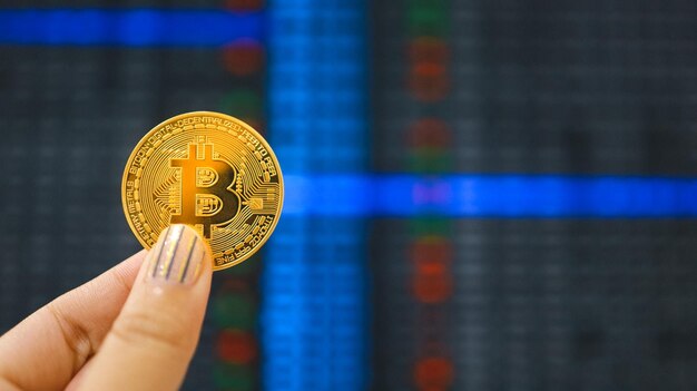 Símbolo de criptomoeda bitcoin Ouro Moeda Digital Dinheiro Investir em ativos virtuais Segurar a mão Bitcoin dourado Investimento tendência do mercado financeiro mundial criptomoeda e tecnologia