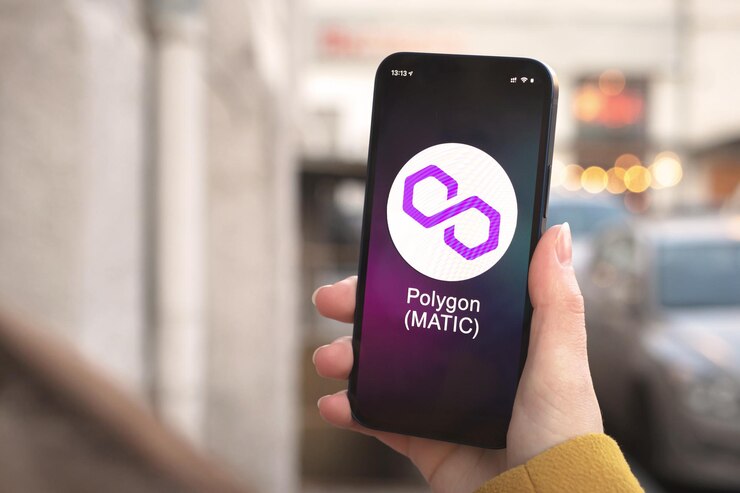 Foto símbolo de criptomoeda polígono matic, logotipo. conceito de negócios e financeiro. mão com smartphone, tela com close-up do ícone de criptografia