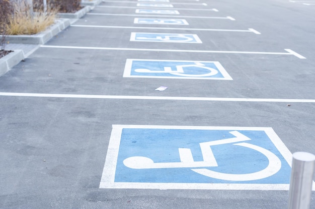 Símbolo de deficiente pintado em uma vaga de estacionamento