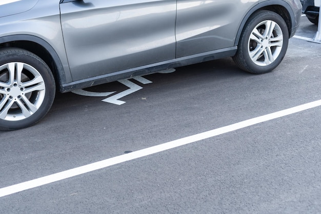 Símbolo de deficiente pintado em uma vaga de estacionamento.