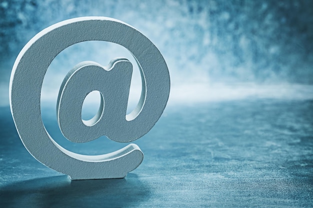 Símbolo de e-mail em fundo metálico