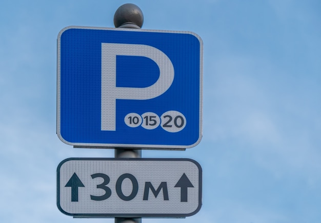 Símbolo de estacionamento pago sobre o céu azul