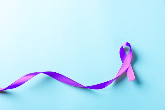 Foto símbolo de fita roxa da conscientização do câncer de pâncreas