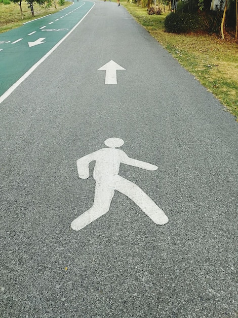 Símbolo de flecha na estrada da cidade