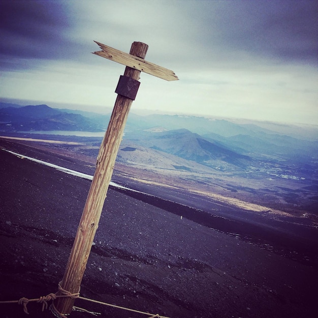 Foto símbolo de flecha na montanha contra o céu