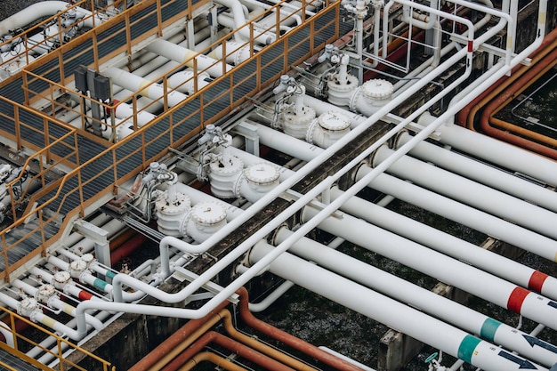 Símbolo de fluxo de tubos longos de aço e cotovelo de tubo na fábrica de óleo da estação durante a indústria petroquímica da refinaria no local de gás