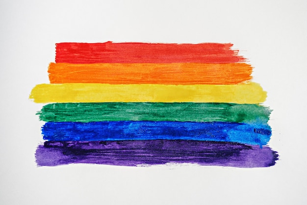 Símbolo de listras coloridas do arco-íris do orgulho lgbtq gay, vista superior, traços desenhados com a bandeira lgbt no fundo branco, conceito