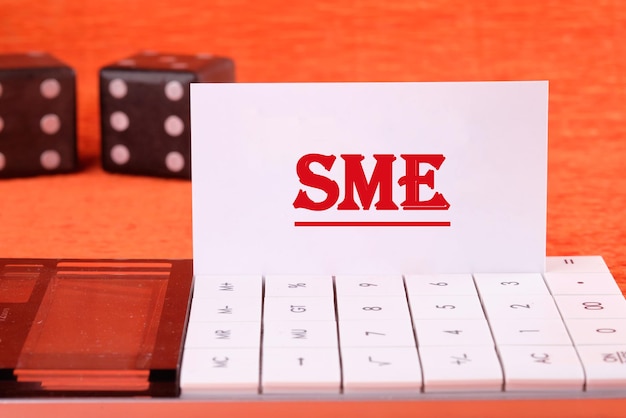 Foto símbolo de pme ou de pequenas e médias empresas num cartão de visita branco