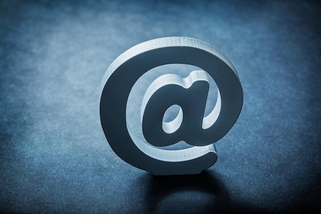 Símbolo de postagem de e-mail em fundo escuro