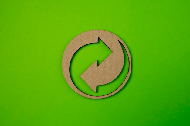 Símbolo de reciclagem europeu para embalagens de papelão e papel em fundo de papel verde com espaço de cópia